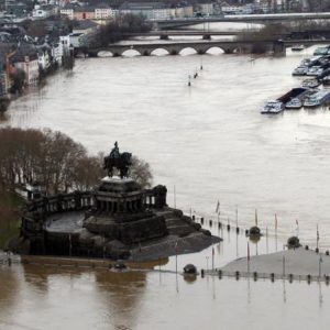Am Zusammenfluss von Rhein und Mosel umspült das Wasser das Deutsche Eck. (Foto: dpa)