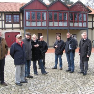 SPD Fraktionen auch Rahden und Uchte auf dem Färberplatz im Ortszentrum. Im Hintergrund das Dorfgemeinschaftshaus.