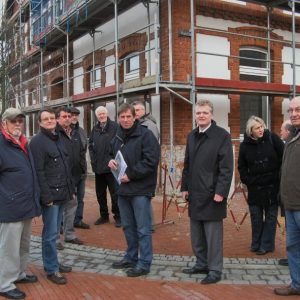 SPD Fraktionen aus Rahden und Uchte vor der ehemaligen Gaststätte Hofmeister, die zu einer Arztpraxis umgebaut wird.