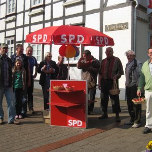 Die SPD Rahden verteilt rote Ostereier in Rahden.