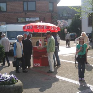 Der rote Infotisch der Rahdener SPD in Aktion.