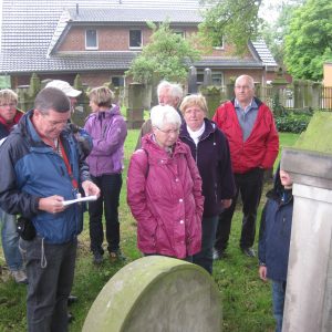 Teilnehmer der SPD-Sommertour auf dem Jüdischen Friedhof in Alt-Espelkamp.