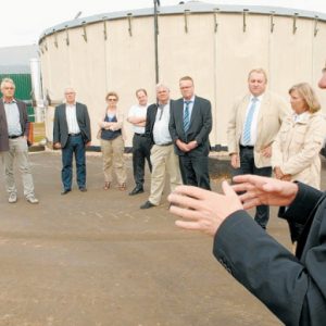 Foto NW: Bauausschuss des Kreises zu Gast in Pr. Ströher Biogas-Anlage