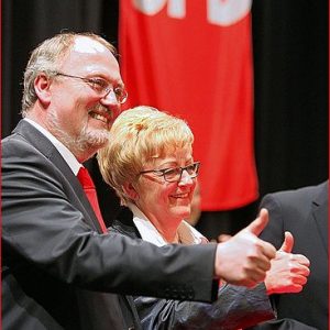 Doppel-Daumen hoch: Ernst-Wilhelm Rahe und Inge Howe wollen die Direktmandate für die Wahlkreise Minden-Lübbecke I und II holen. Die Mindenerin hat es schon drei Mal geschafft. Foto NW