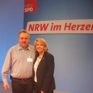 Hannelore Kraft mit Torsten Kuhlmann dem Sprecher der Mandatsprüfungs- und Zählkommission