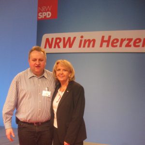 Hannelore Kraft mit Torsten Kuhlmann dem Sprecher der Mandatsprüfungs- und Zählkommission