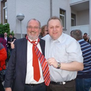 Glückwünsche und Rahdener SPD Krawatte als Geschenk für Ernst-Wilhelm Rahe