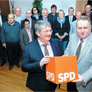 Packen für die SPD an: Friedrich Schepsmeier (vorn; l.) und Torsten Kuhlmann setzen auf einen engagierten Wahlkampf und einen Zugewinn bei den Ratsmandaten. Die Bewerber für die Direktmandate wurden gewählt und denen gratulierte auch Ralf Niermann. (NW)
