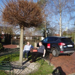 2014-04-06 Probesitzen auf der Rundbank in der Hasenheide