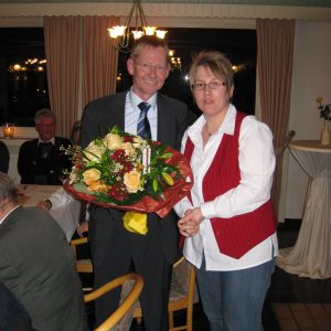 Ilona Meier gratuliert Wilhelm Riesmeier