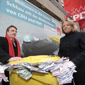 Millionen Euro werden für einen Extra-Kommunalwahltermin vergeudet - so sehen es SPD-Landeschefin Hannelore Kraft und ihr Generalsekretär Michael Groschek. Die SPD betreibt mit den „Wahltricksereien“ der Koalition Vorwahlkampf. (Bild: dpa)