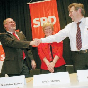 Hand in Hand: Die Minden-Lübbecker haben die heiße Phase des Wahlkampfes eröffnet. Für den Bundestag kandidiert Achim Post (r.). Er schüttelt Ernst-Wilhelm Rahe die Hand, der Nachfolger von Karl-Heinz Haseloh (l.) im NRW Landtag werden.