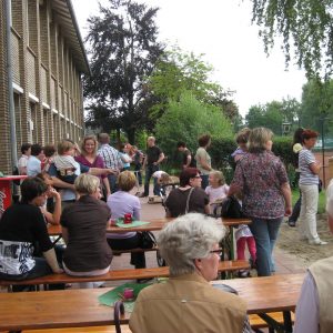 Eltern, Großeltern und Gäste beim Weher Familientag im Kindergarten