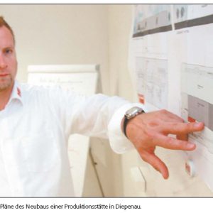 Unternehmer Mario Heinzig zeigt Pläne des Neubaus einer Produktionsstätte in Diepenau. Foto: Arndt Hoppe