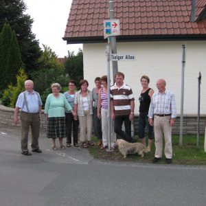 Anwohner vor dem Straßenschild