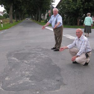Anwohner zeigen Schäden der Tielger Allee