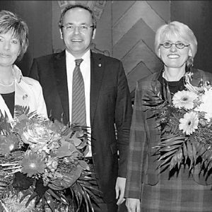 Das sind die beiden neuen Stellvertreterinnen von Landrat Dr. Ralf Niermann (Mitte): links Kirstin Korte (CDU / 54 Jahre), rechts Birgit Härtel (SPD / 55 Jahre). Foto: Erwin Eisfeld