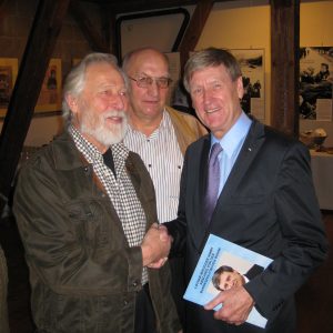 Heinz Steinkamp und Reinhard Stuck bedanken sich bei Lothar Ibrügger.