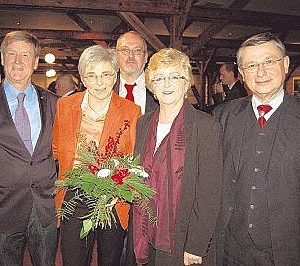 Lothar Ibrügger (v. l.) und seine Frau Imina nahmen das "Dankeschön" ihrer Parteifreunde Ernst-Wilhelm Rahe, Inge Howe und Dr. Christoph Zöpel entgegen. | Foto: Carsten Korfesmeyer