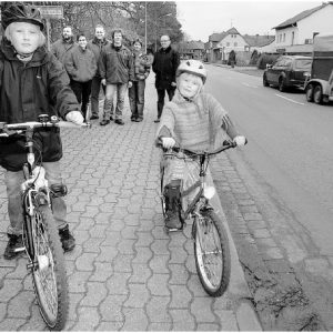 Lange genug gewartet: Rico (10, l.) und Ronja (6) freuen sich ebenso auf den Radweg wie Wolfgang Henke (v. l.), Martina Berner, Torsten Kuhlmann, Christian Asche, Bianca Winkelmann und Hermann Seeker. FOTO: JOERN SPREEN-LEDEBUR