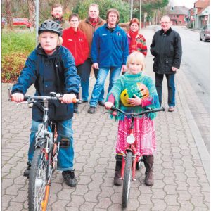 Wolfgang Henke (hinten v. links), Martina Berner, Vorsitzende des Fördervereins für Grundschule u. Kindergarten, Ratsmitglied Torsten Kuhlmann, Christian Asche, zweiter Vorsitzender, Ratsmitglied Bianca Winkelmann u. Hermann Seeker sowie die Rico u. Ronja