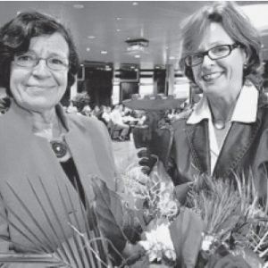 Mit Blumen: Ute Schäfer, Vorsitzende der OWL-SPD (r.), verabschiedet die langjährige Europaabgeordnete Mechtild Rothe. FOTO: A. FRÜCHT