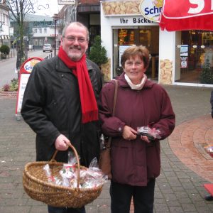 Landtagskandidat Ernst-Wilhelm Rahe verteilt Weihnachtstüten in der Rahdener Innenstadt.