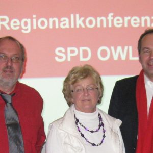 Landrat Dr. Ralf Niermann (rechts) gratuliert den beiden Landtagskandidaten Inge Howe und E.-Wi. Rahe