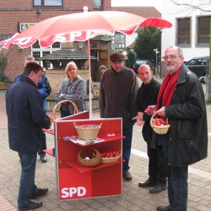 Ernst-Wilhelm Rahe verteilt rote Ostereier in Rahden.