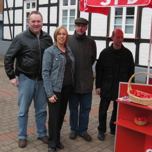 Jusochefin Julia Schubert unterstützt Rahdener Sozialdemokraten am Osterinfostand.