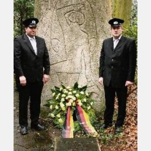 Zum Auftakt des Jubiläumsfestes legten Corvin Rohlfing und Ralf Böhnke am neuen Ehrenmal im „Speukebusch“ einen Kranz für die Gefallenen der Kriege nieder.