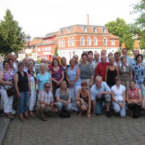 Starkes Team: Mehr als 40 Bürger aus Rahden haben am Wochenende die Partnergemeinde Glindow besucht und das Jubiläum gefeiert. Auf dem Marktplatz der Stadt Werder (Havel), zu der Glindow heute gehört, stellte sich die Delegation zu einem Erinnerungsfoto.