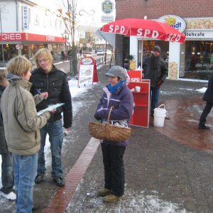 Jugendliche im Interview mit Dorothee Brandt am Winterinfostand der Rahdener SPD.