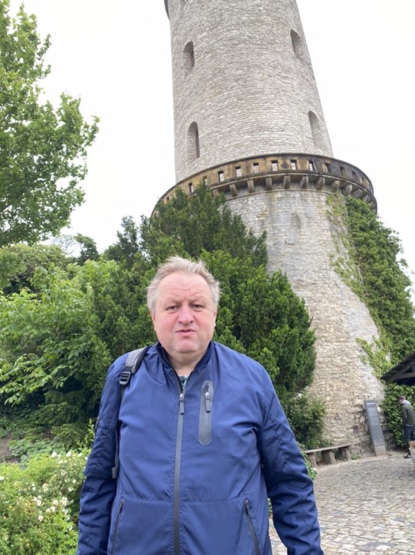Vor dem Turm der Sparrenburg