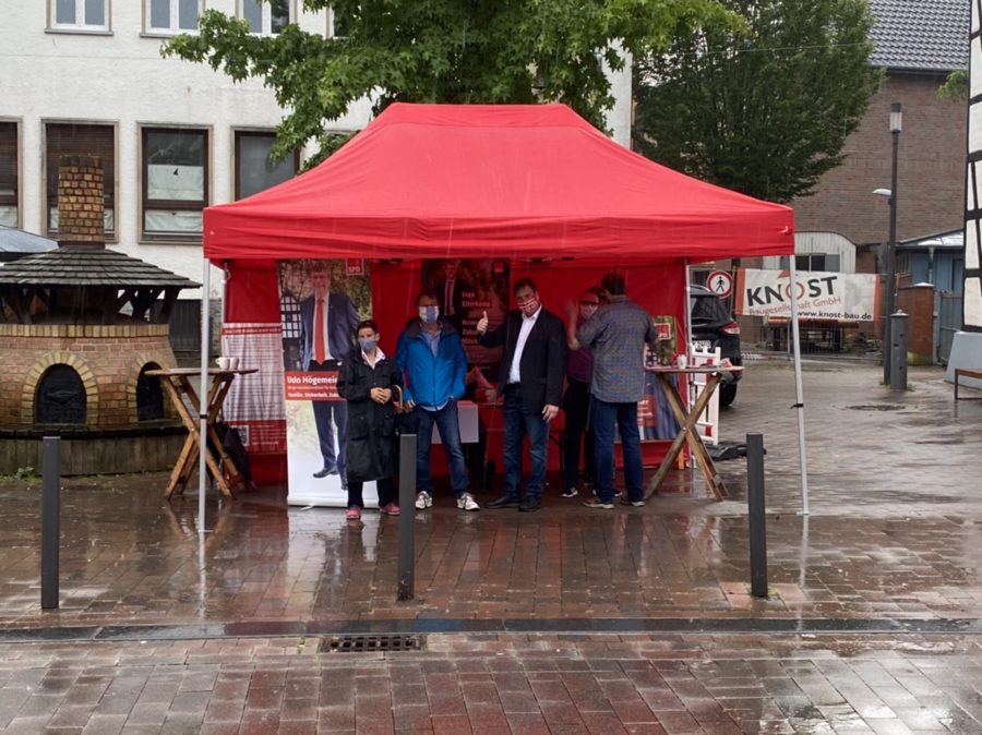 Es wird trotz Regen am Infostand gelächelt
