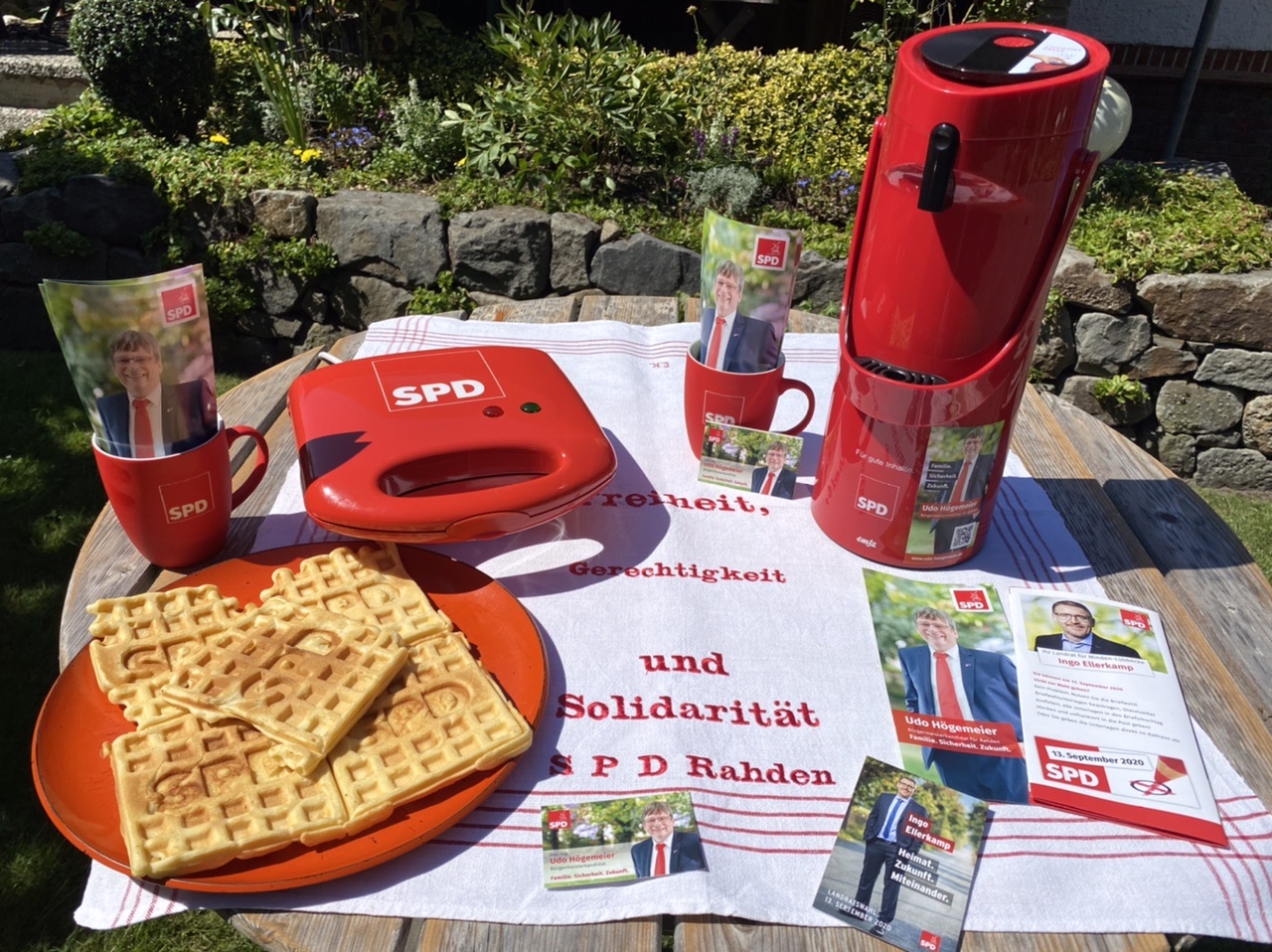 Dinkelnwaffeln essen Stehtisch