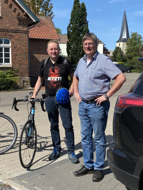Högemeier und Kuhlmann mit Rad durch Rahden (Bild 1)