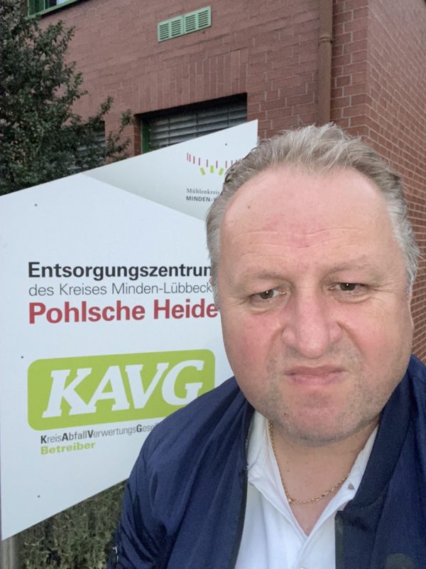 Torsten vor KAVG Schild