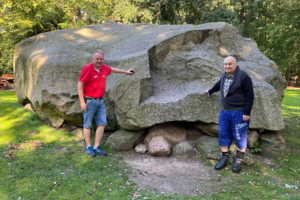 Torsten Kuhlmann und Reinhard Stuck am großen Stein in Tonnenheide