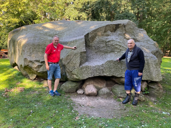 Torsten Kuhlmann und Reinhard Stuck am großen Stein in Tonnenheide