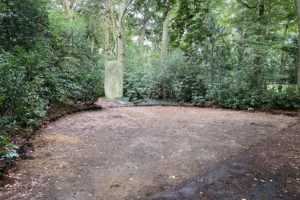 Ehrenmal-Vorplatz ohne Platten