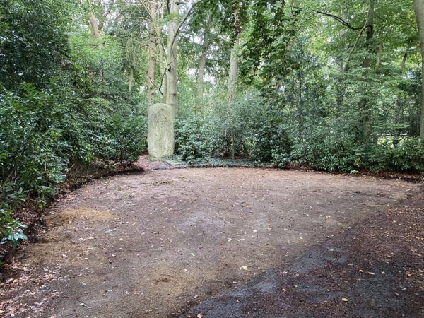 Ehrenmal-Vorplatz ohne Platten