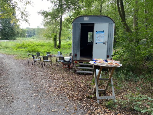 Frühstück im Speukebusch am Bauwagen