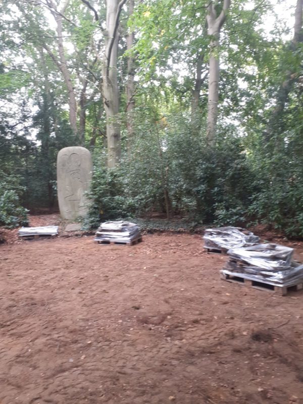 Vorplatz mit eingepackten Platten