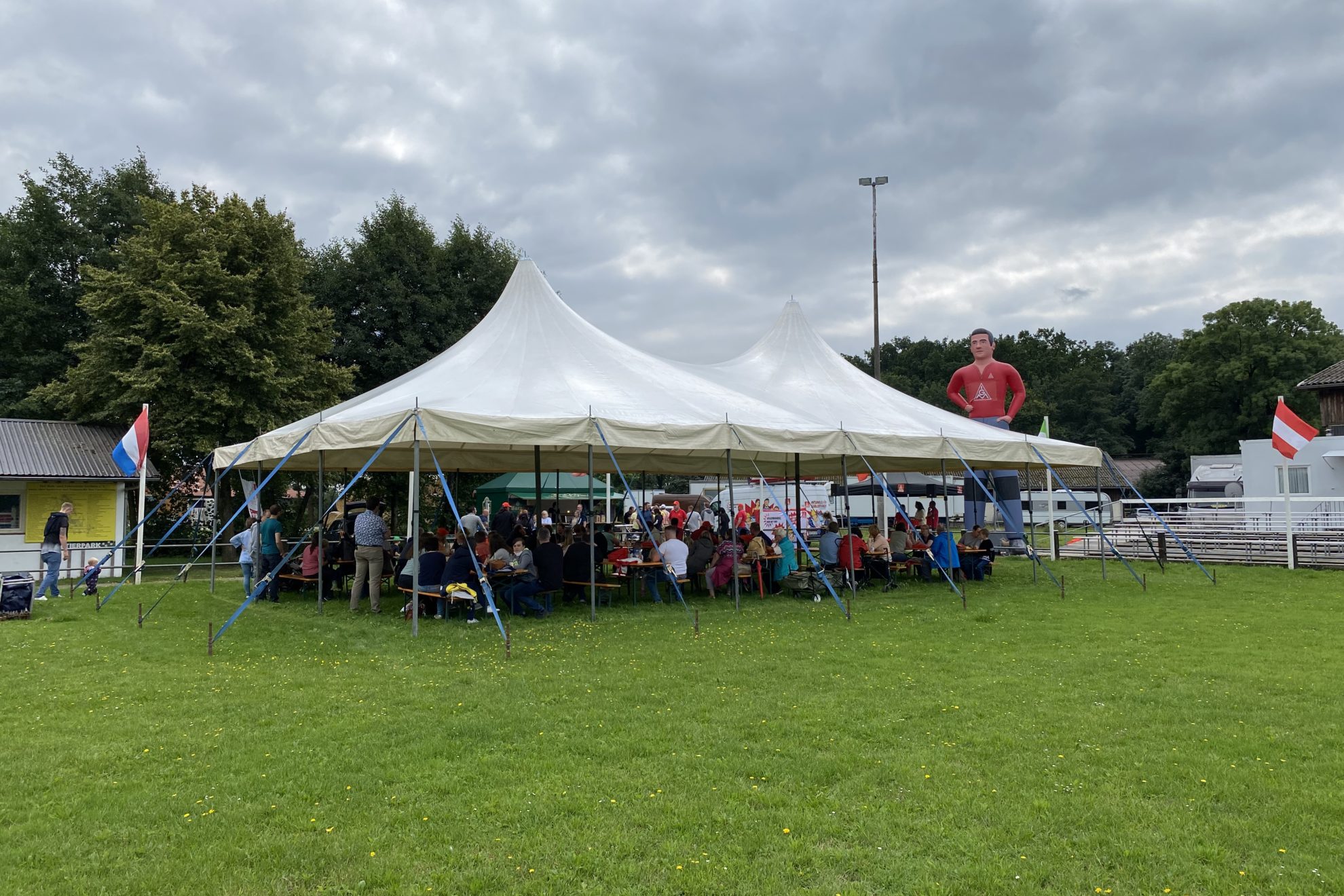 Familienfest-Zelt auf dem Tournierplatz des Tierparks