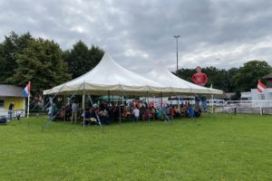 Familienfest-Zelt auf dem Tournierplatz des Tierparks